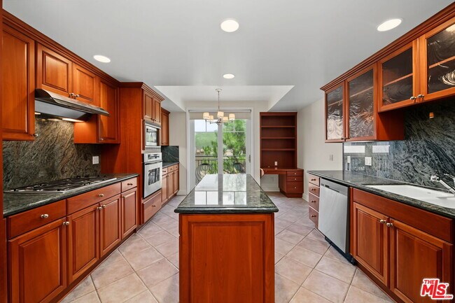 Building Photo - 430 N Oakhurst Dr