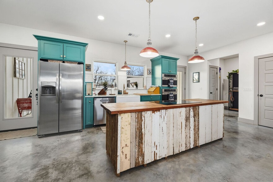 Building Photo - 149 NW Campbell Loop