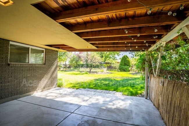 Building Photo - 542 150 E