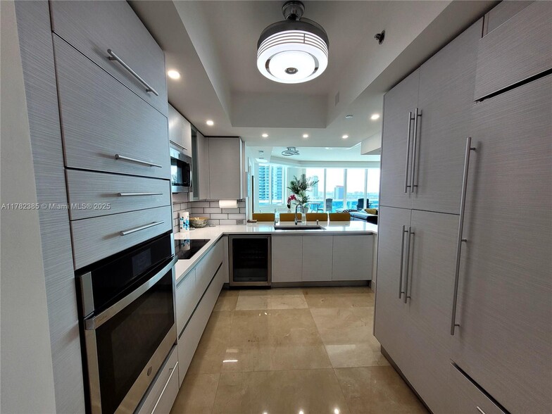 Building Photo - 2711 S Ocean Dr