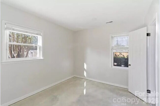 Building Photo - "Discover Comfort and Space in Charlotte: 4-Bed, 3-Bath Gem on Red Carriage Lane!"