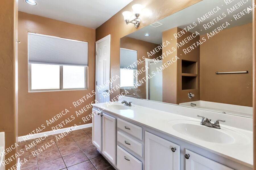 Building Photo - 4976 W Rosebay Dr