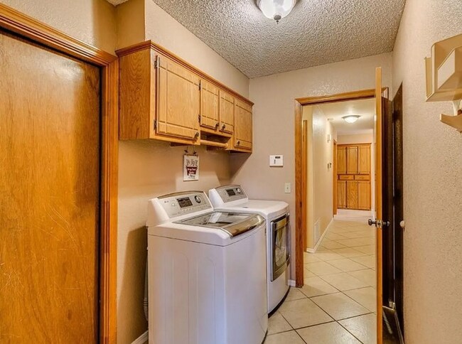 Building Photo - Charming 3-Bedroom Home — Spacious Corner Lot in Del City!