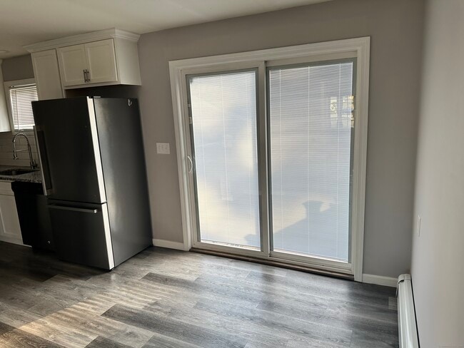 Building Photo - 484 Meriden Ave