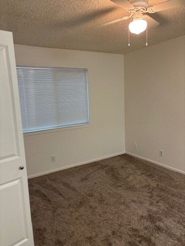 Building Photo - 1412 N Cherry St