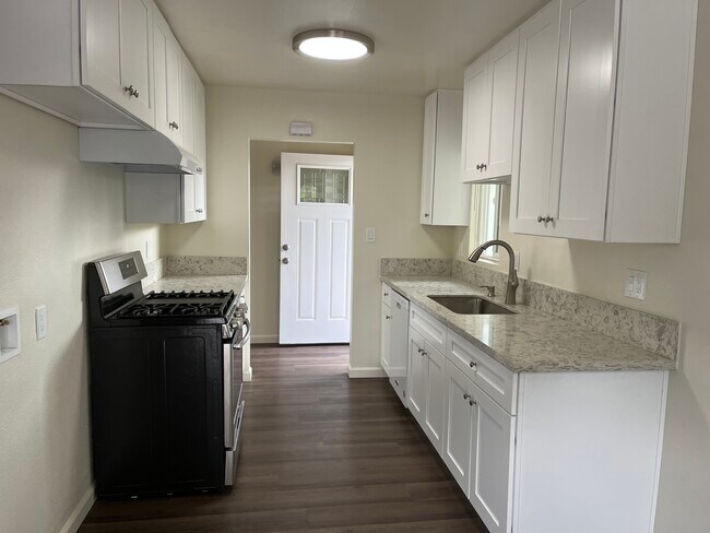 Building Photo - 1020 S Farber Ave