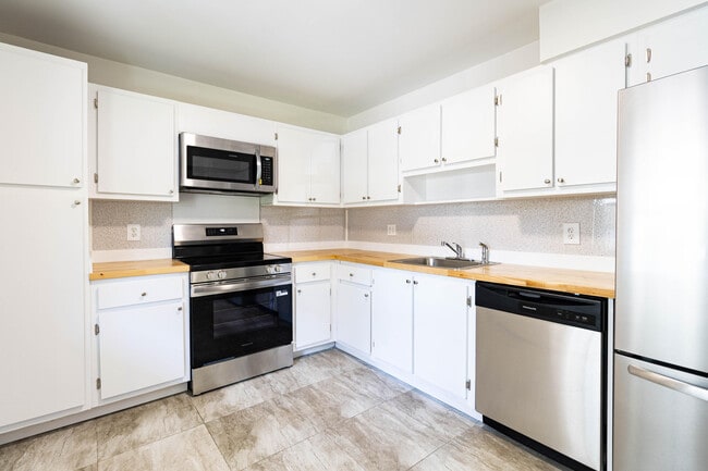 Building Photo - 4007 N Cypress Dr