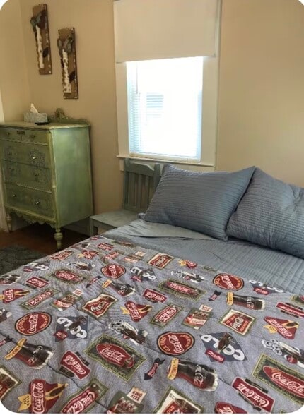 Bedroom 2 - 2705 Vicksburg St