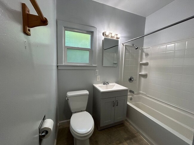 Building Photo - 8 Acacia Ave