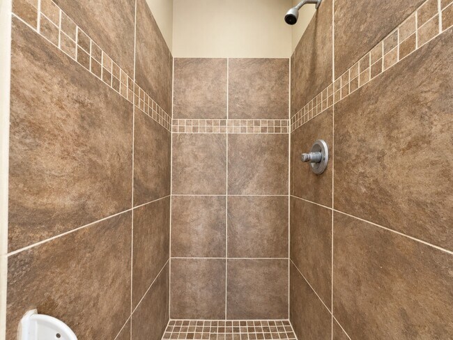 Building Photo - 6107 Blackstone Dr