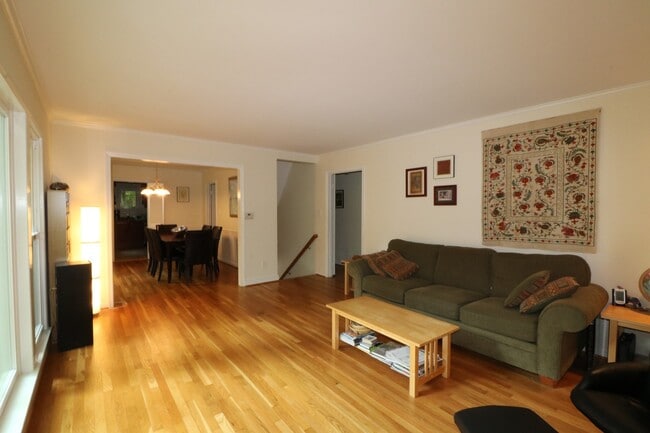 Building Photo - COMING SOON - 4Bed/2.5Bath Raised Rambler in Bannockburn near Glen Echo Park!