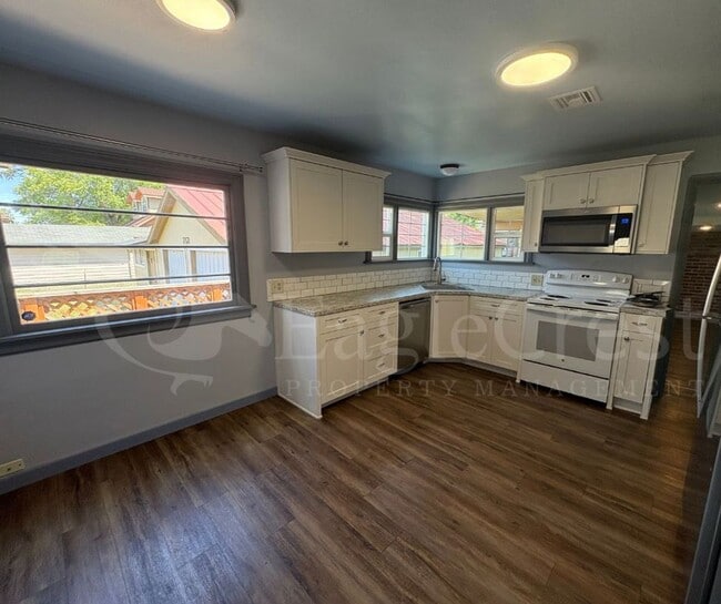 Building Photo - Two Bedroom House with Bonus Room Located ...