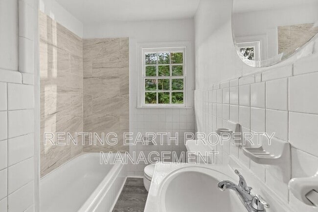 Building Photo - 2537 3rd St NE