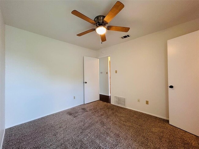Building Photo - 12913 Lamplight Village Ave