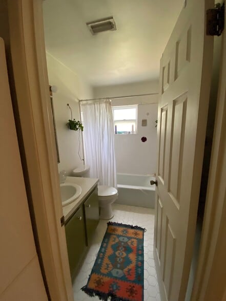 Bathroom with tub/ shower combo - 1210 E Jackson St