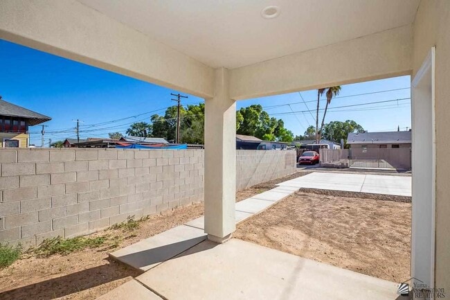 Building Photo - 643 S Orange Ave