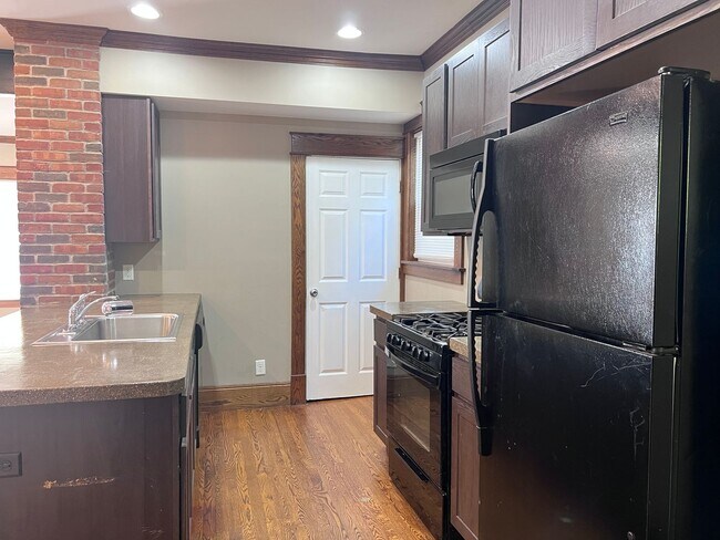 Building Photo - Three Bedroom Single Family Home - Close to everything!