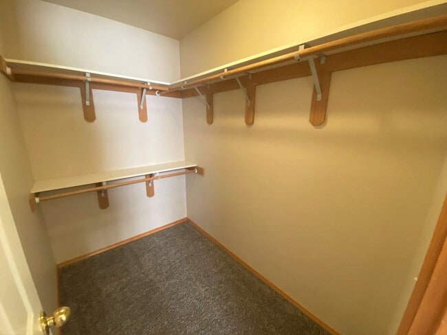 Building Photo - Spacious 3 Bedroom with Office - Fenced Lawn with Lawn Care Provided!