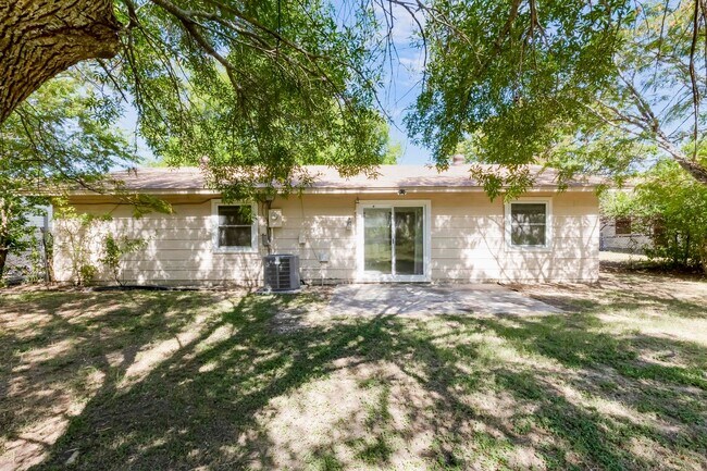 Building Photo - 2404 Andover Dr