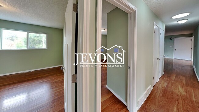 Building Photo - $1,000 Rent Credit if move-in occurs befor...
