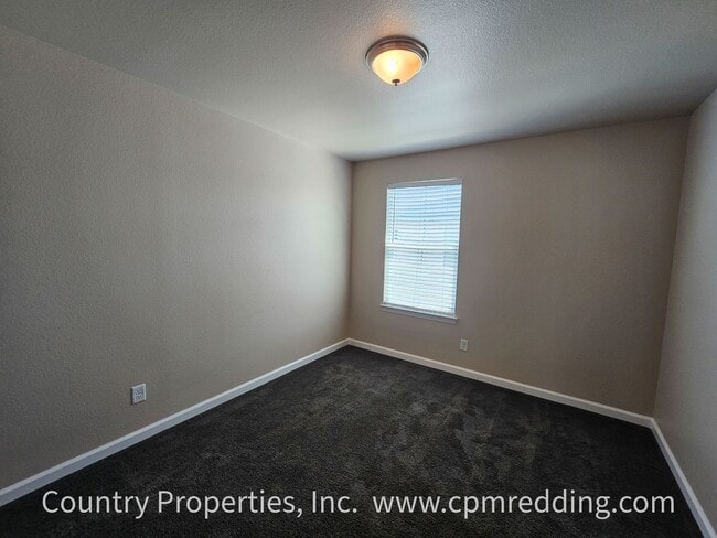 Building Photo - Spacious 5 Bedroom in the Heart of Redding!