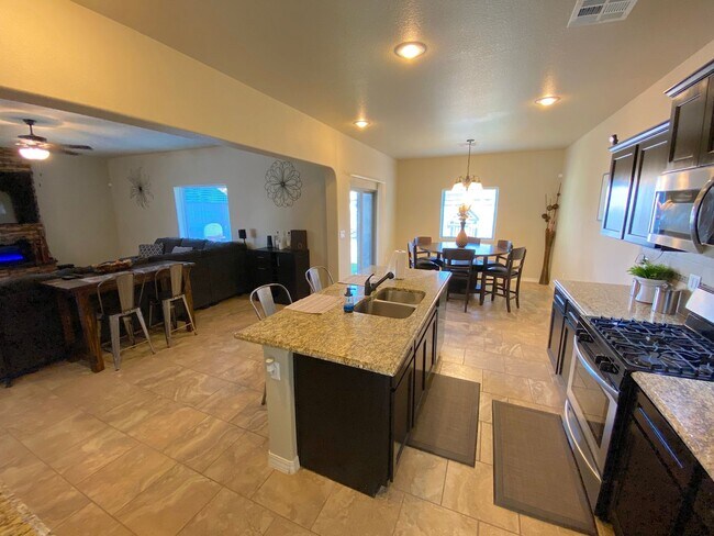 Building Photo - East El Paso 3 bed Refrig A/C w/ Gorgeous ...