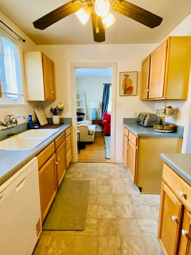 Building Photo - Adorable 2bdrm/1bth Rancher Located in Richmond's West End!!