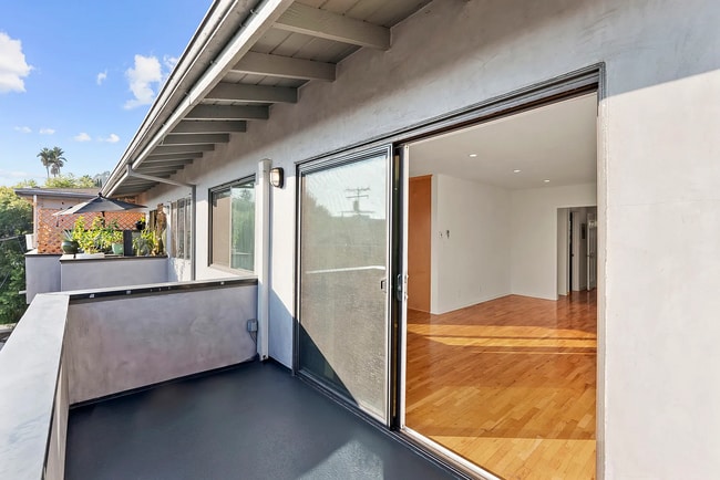 Building Photo - Beautiful clean/private building in one of...