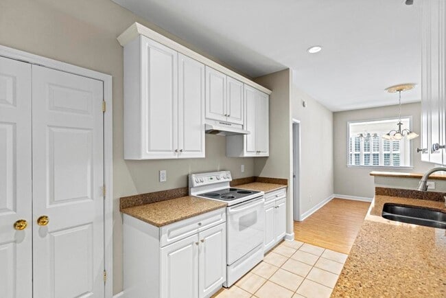 Building Photo - Hampstead Cutie! Backs up to Golf Course!