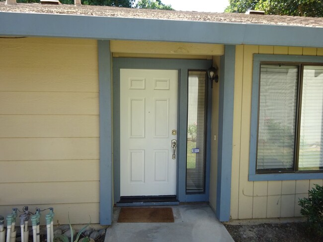 Building Photo - Pocket 2 Bedroom, 2 Bath Home