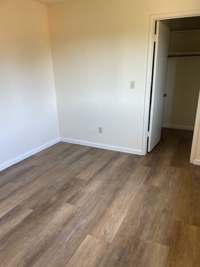 Building Photo - Four bedroom two and half bath on the uppe...
