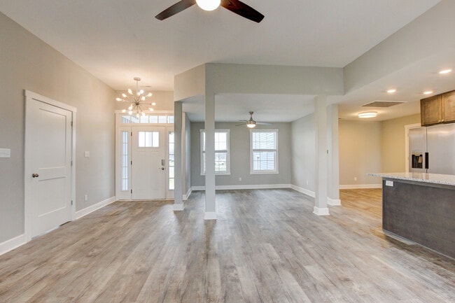 Building Photo - 127 Riverbend Dr