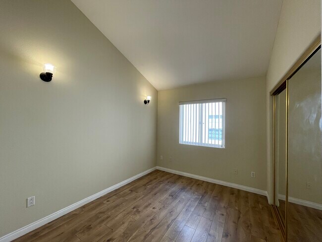 Building Photo - 13806 Vanowen St