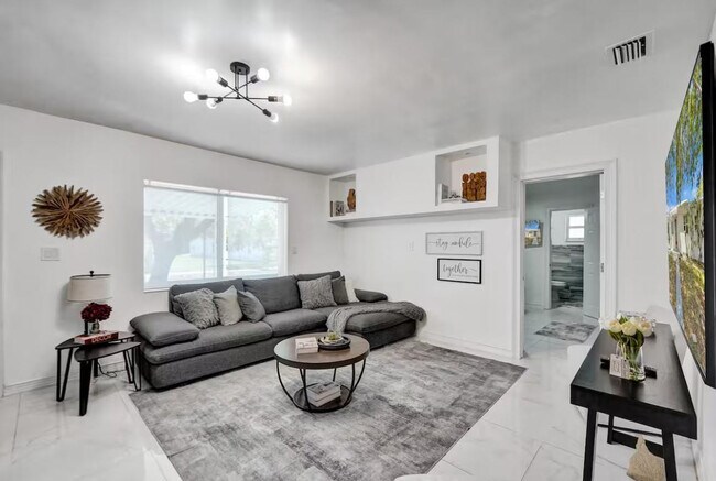 Building Photo - 2001 Washington St