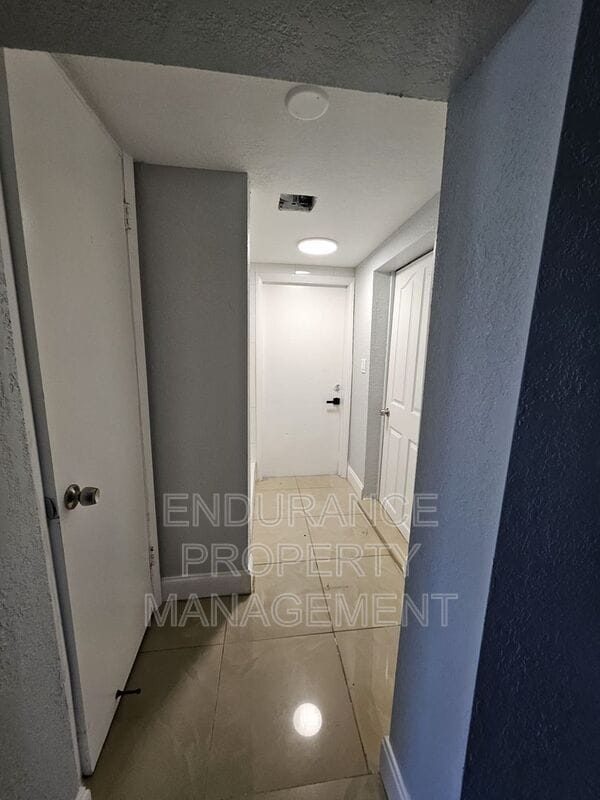 Building Photo - 809 W 5th St