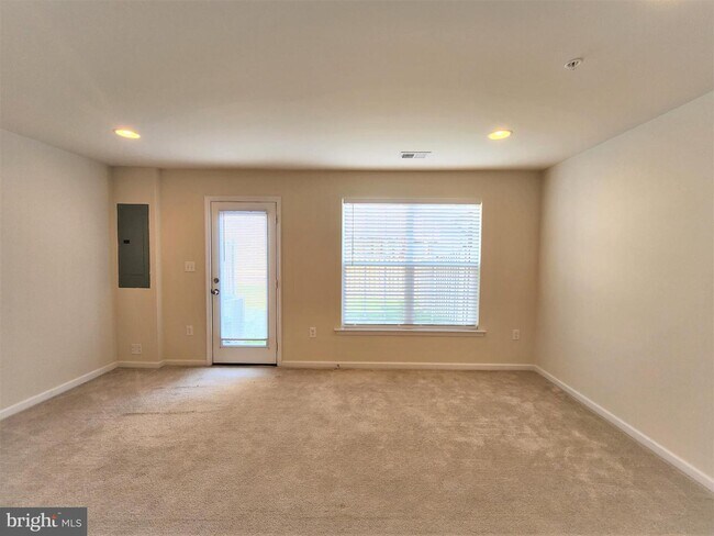 Building Photo - 6082 Forum Sq