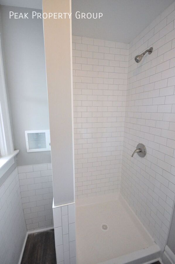 Building Photo - Available Now! 1 Bedroom Apartment Located...