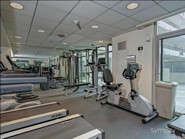 Building Photo - 425 W Beech St