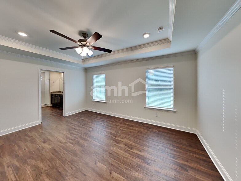 Building Photo - 556 Summit View Lane