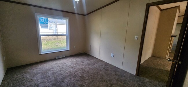 Building Photo - Spacious 3 Bedroom, 2.5 bathroom home with...