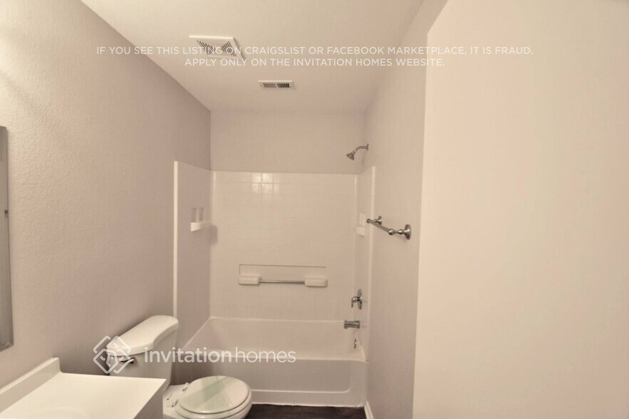 Building Photo - 14133 Esperanza Dr