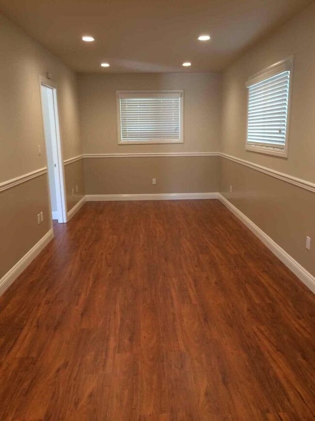 Building Photo - 71 Suffolk Ave