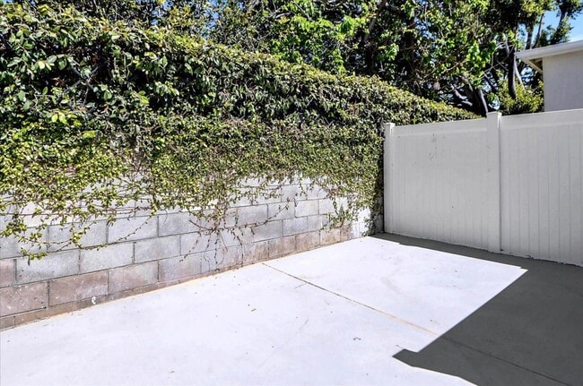 Building Photo - 2205 Camden Ave