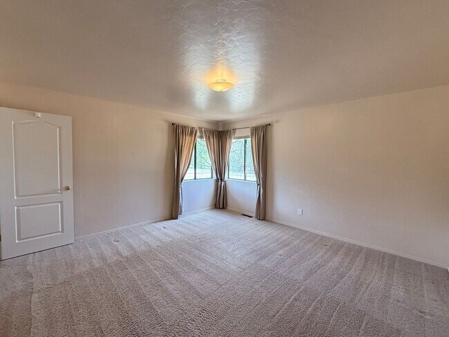 Building Photo - Custom home on 3 acres in Williamson Valley