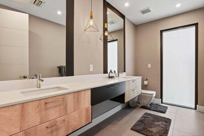 Building Photo - 925 NE 6th St