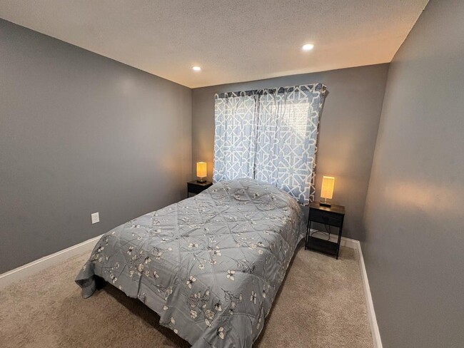 Building Photo - 25 Lawrence St