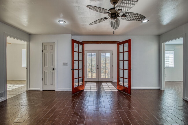 Building Photo - 8613 Kingsway Dr