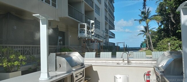 Building Photo - 1021 Hillsboro Mile