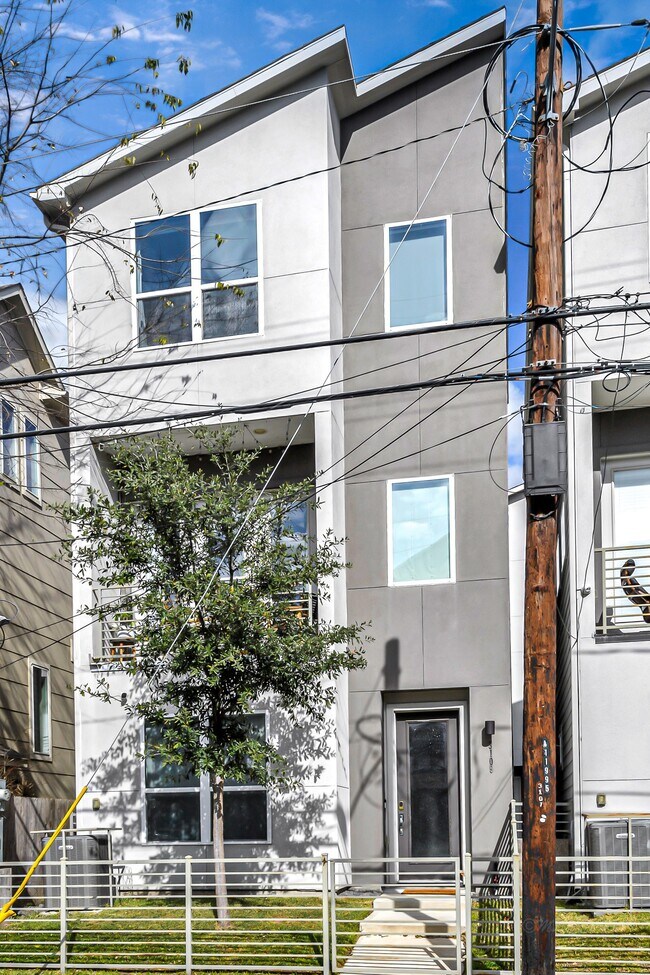 Building Photo - 3105 Gillespie St