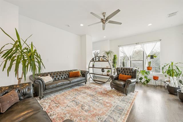 Building Photo - 3002 Zenia Dr